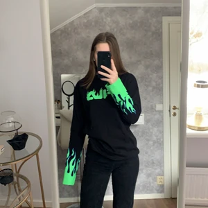 Filatröja med flammor  - Säljer nu denna coola Filatröja då den tyvärr inte kommer till använding längre. Köpt på junkyard. Har även haft killkompisar som lånat denna så funkar för killar med💚 Frakt ingår inte i priset! Kom med bud annars✨