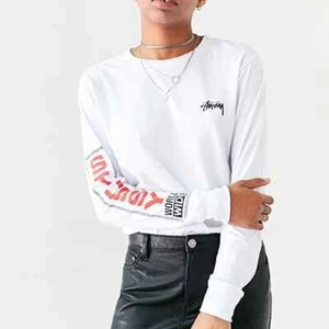 Stussy longsleeve - Andra bilden lånad, köpt här på plick! Tröjan är assnygg och i bra skick men är tyvärr inte till användning då det inte är min stil. Skriv om ni vill ha fler bilder!