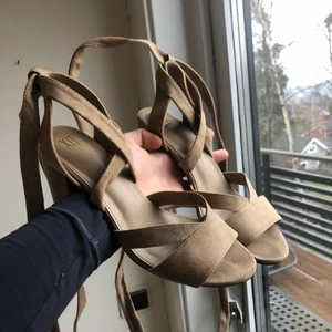 Beiga klackar  - Beiga klackar i mocka imitation, använt några enstaka gånger, mycket gott skick