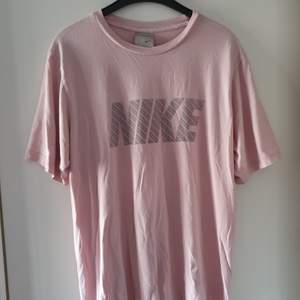Vintage ljusrosa Nike t-shirt i storlek L. Fraktkostnad blir 50kr. Om många är intresserade kan budgivning bli aktuellt.