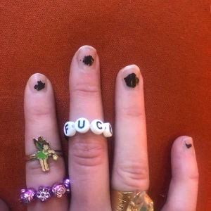 Hemmagjorda ringar - Hemmagjorda ringar med ståltråd. Den med texten ”fuck” och den rosa är de jag erbjuder.