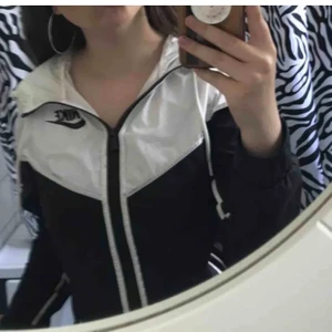 Nike vindjacka - Nice vindjacka från Nike. 166kr med frakt. Storlek S. Som ny