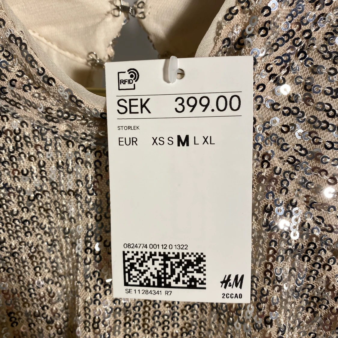 Oanvända paljettklänning  - 91