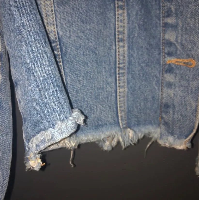 använd, croppad jeansjacka från NAKD, köptes för 399kr, säljer billigt för vill bli av med allt!. Jackor.