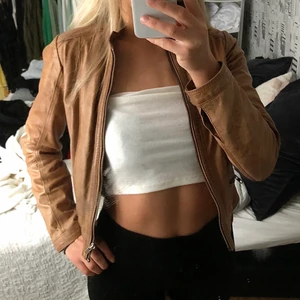 Skinnjacka 36 - Superfin brun skinnjacka från rockandblue i storlek 36. Nypris 2399, säljer för 350