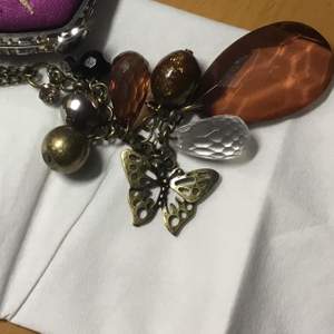 Ett fint y2k halsband med fina stenar och en fjäril 💓 köparen står för frakt💓
