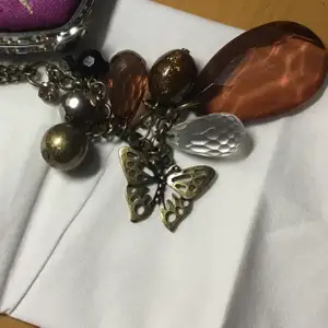 Ett fint y2k halsband med fina stenar och en fjäril 💓 köparen står för frakt💓