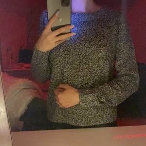 Vit/svart stickad tröja - Inte använd, finns fortfarande prislapp kvar. 💕