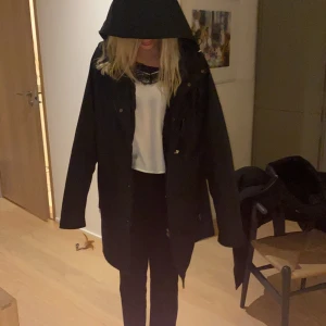 Swims jacka  - Swims norske exklusivt märke. Med fordring på insidan som går att ta av på våren/höst. Själv bara använt jackan ett fåtal gånger. Ser ut som helt ny.