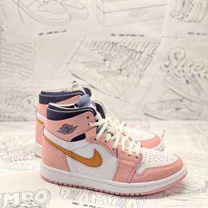 Air Jordan 1 high ”Pink Glaze”             Sprillans nya och aldrig ens testade!            Finns i storlek 38.                                     Kan mötas i Stockholm eller fraktar spårbart, försäkrat och dubbelboxat.                                       för 63kr!                                                     Besök min sida för att se kunder som handlat av mig! Länk finns nedan.                      https://www.instagram.com/1212cop/      