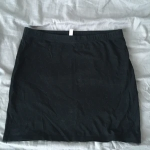 Kjol - storlek M - Jätteskön kort kjol i storlek s