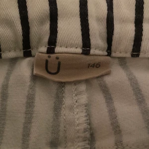 Jeans med linjer  - Jeans köpta i Norge (Cubus) storlek 146. Aldrig använda. Säljes pga vikt uppgång så får inte på mig dem 🙂 pris kan diskuteras vid snabb affär