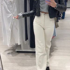 Vita jeans  - Jättefina jeans som är köpta på nakd med är från mango. Köpt för 600-700 kr men är slutsålda. Säljer med startbud 350 kr eftersom de är bara använda fåtal gånger. Buda i kommenterna eller privat🤍 Stl 32 men passar 32-34