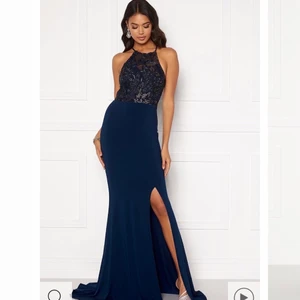 Balklänning  - Balklänning från bubbelroom! Storlek 36, aldrig använd, lapp sitter kvar! Mörkblå 