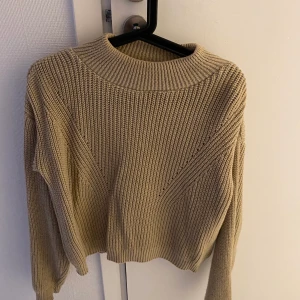 Beige stickad tröja - Beige stickad tröja, frakt tillkommer💕💕
