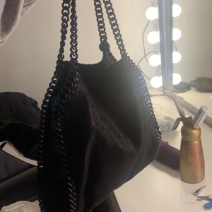 Stella McCartney falabella mini  - Super snygg Stella McCartney falabella mini. Tar bud från 1000. Vid snabb affär är köp direkt priset 3500☺️ För att tydliggöra så har väskan även en lång kedja, går att ha den på två sätt. Hör av er om ni vill ha bilder eller så! lägger man ett bud kan man inte dra sig ur!BUD JUST NU-3000