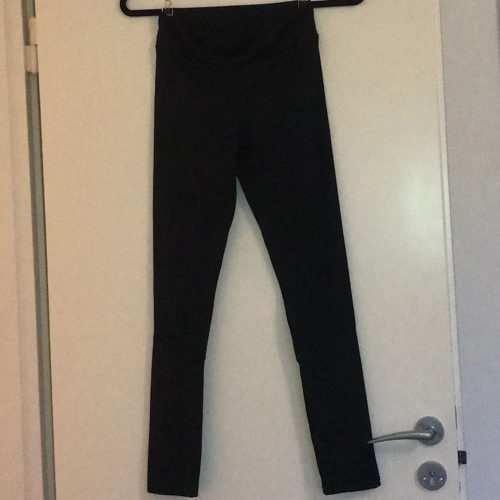 En grå t-shirt, svarta tränings tights med bra passform, en mönstrad tunn träningsjacka. Säljs antingen som helt set eller separat. Frakten beror på hur många plagg du köper. Piriset är 100 kr (utan frakt) flr hela settet eller 40kr/del (utan frakt). Övrigt.