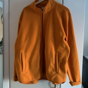 Weekday fleece - Orange fleece med dragkedja från weekday. Använd en gång. 