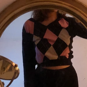 Rutig tröja - Jättesöt rutig tröja som jag tyvärr inte kommer till användning längre!! Skriv för fler frågor eller annat💓 ( frakt ingår ej) 