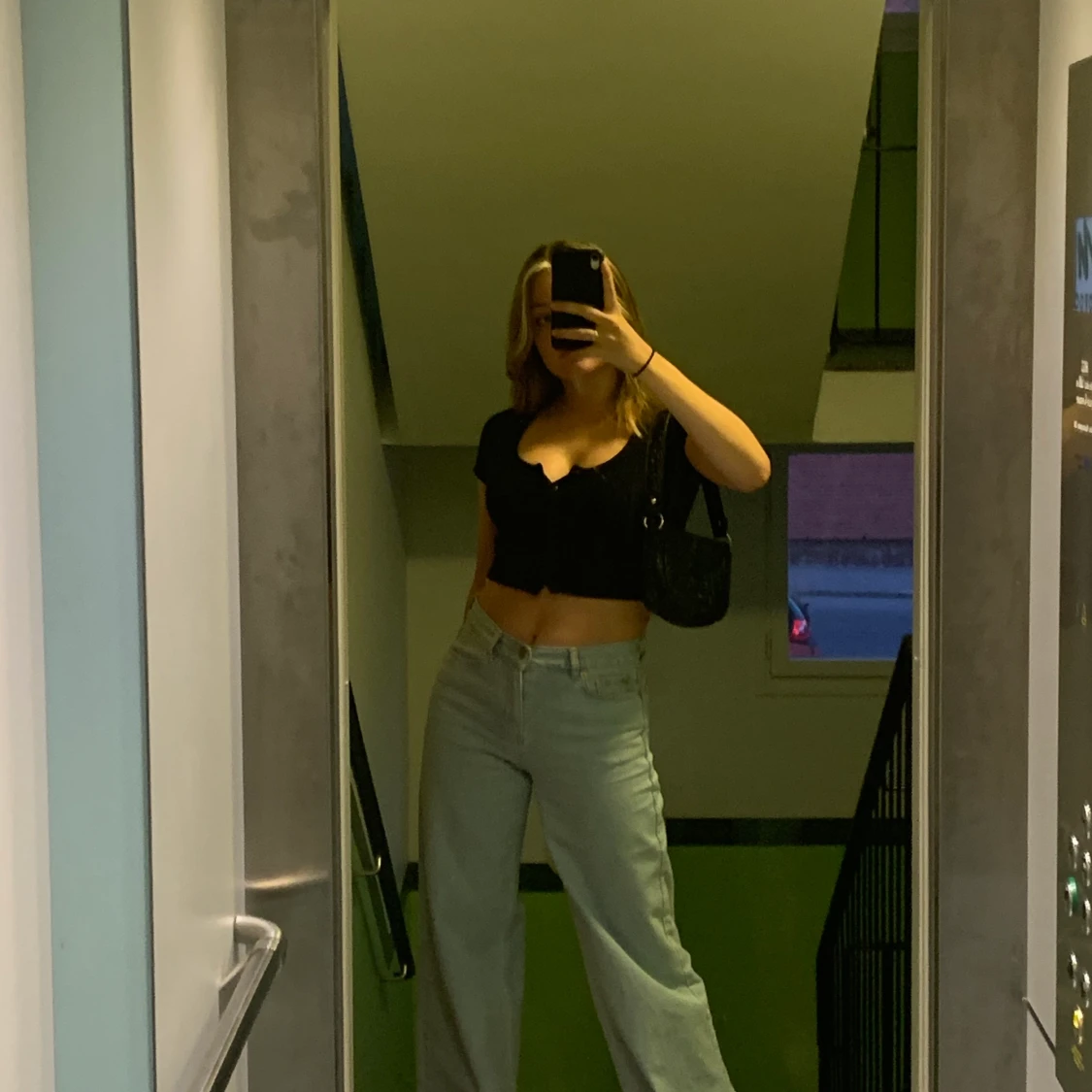 Svart crop top med knappar - 90