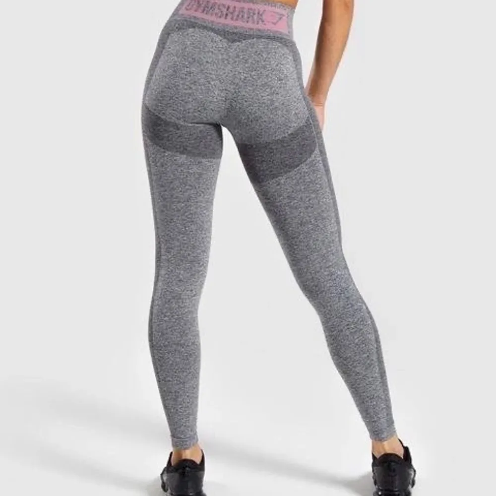 Säljer mina sjukt snygga, osnvända grå tränings tights från gymshark. De får rumpan att poppa som bara den, allas 🍑 ser  !BOMB! ut i dessa så har flera stycken i olika färger. Nypris köpta för ca 750   💕💕💕 i stolek Xs/S, hör av er för fler bilder. Övrigt.