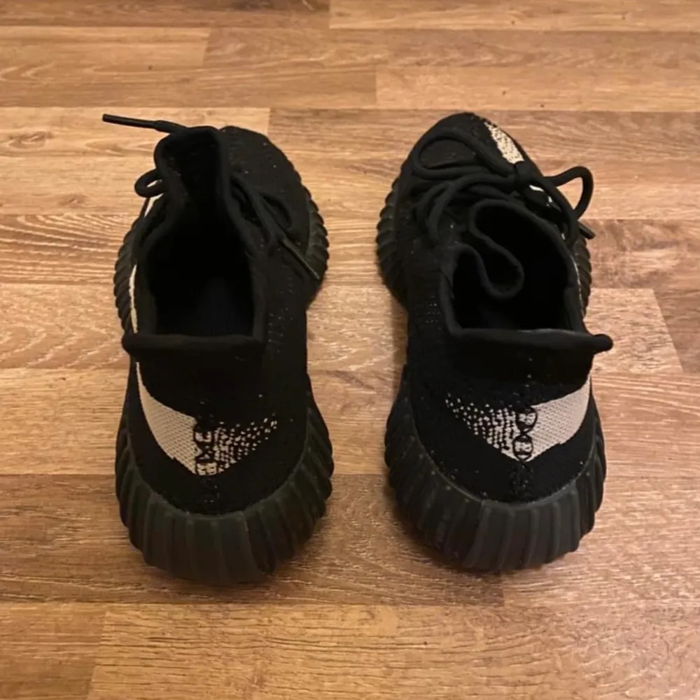 Yeezy Boost 350 V2 'Oreo' släpptes den 17 december 2016 och har en svart Primeknit-överdel med en vit rand, SPLY 350-märke och en genomskinlig svart mellansula i full längd Boost.   Aldrig någonsin använda utan ligger fortfarande i kartongen sen slutet av 2016. Storlek 41 och en tredjedel. Unisex modell . Skor.