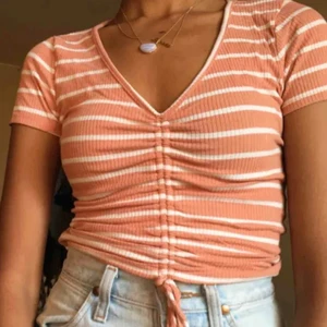 Randig topp - Snygg t-shirt med snörning. Köpt här på plick men har inte kommit till användning. Köpt i någon butik i USA typ.