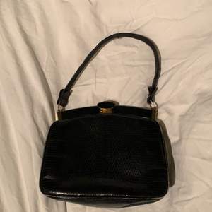 En svart liten handväska i fejk skinn 🖤 super fin!