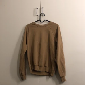 vanlig ljusbrun sweatshirt i strl xs/s - vanlig ljusbrun sweatshirt som är sååå fluffig och mjuk inuti