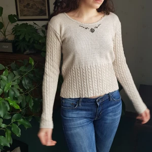 Vintage tröja med smycke - Så fin vintage tröja med smycke och dekorsömmar. 🦋   I bomull. Storlek 38. Passar XS-M. Använt skick.