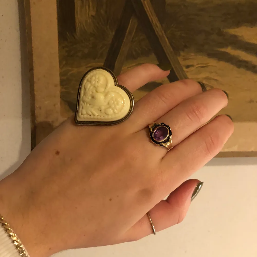 Asball ring som tyvärr inte passar mig. Funkar både på lillfingret och ringfingret. Frakt tillkommer! . Accessoarer.