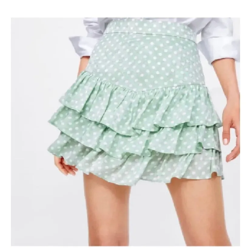 Säljer denna söta kjol ifrån zara, (lånade bilder) köpt på plick men passade tyvärr inte. Den är i superfint skick och om ni vill ha mer bilder kom privat!❤️. Kjolar.
