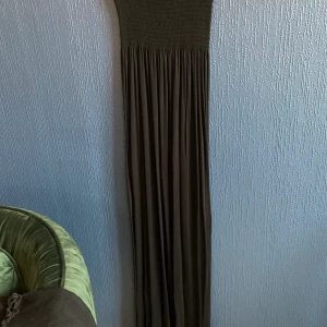 Standklänning - Svart standklänning utan axelband. Den är väldigt mjuk och stretchig. Sitter tajt och den kasar inte alls. Köpte den för 360kr och nu säljer jag den för 150kr, jag betalar för frakt.