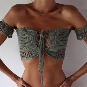 Virkad topp - (OBS första bilden är endast som inspiration, de 2 sista fotona är den jag säljer) Virkad topp i en vacker grå/grön färg 😍