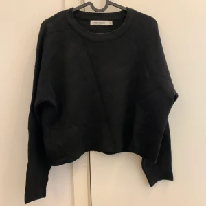 Croppad stickad tröja - Croppad stickad tröja från Carin Wester. I jättefint skick. Ser ut som det är fläckar på den, men ser bara ut så på bilden.