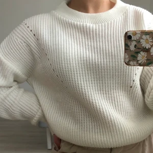 Stickad tröja - Säljer denna stickade tröja från boohoo för den är för liten för mig, jätte fint skick och bäst intill aldrig använd. Fler intresse blir de budgivning. Står ej för frakt. Pris kan diskuteras vid snäll köpare