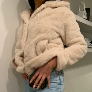 Fluffig jacka  - Beige fluffig jacka med luva, använd 1 gång, lite oversized. Köparen står för frakt🤍 