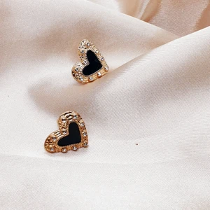 Örhänge  - Hjärta Örhänge, använt några gånger, sälja för 45kr inkl frak. Nickelfritt. Skicka alltid bild på paketet innan jag posta. 