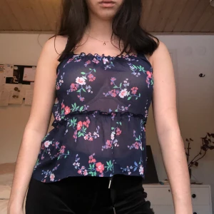 Blommigt somrigt linne från hollister xs - Blommigt somrigt linne från hollister. Axelbanden korsar i ryggen