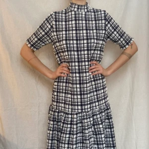 Ganni-liknande klänning - Från Monki! Ascool klänning, förtjänar kärlek.