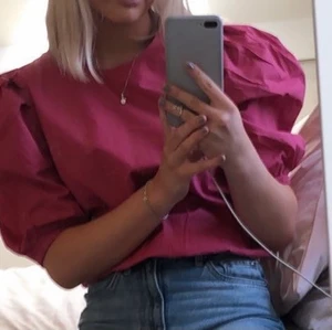 Rosa tröja - Snygg rosa tröja med ”puff” ärmar som går till armvecken😍 köpt på Nelly och den är typ i nyskick