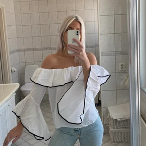 Vit blus - Fin vit blus med volangärmar! Köparen står för frakten