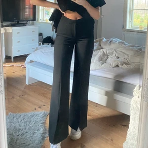 Kostymbyxor med slits - Kostymbyxor med slits på framsidan av benet, snygga både till vardags o fest! De är i jättefint skick🌟          Jag är 170 cm🤍