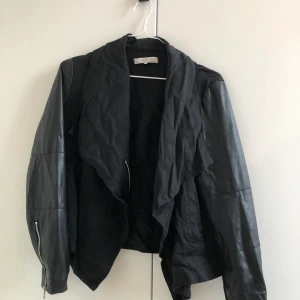 Zarajacka  - Cool skinn(ej äkta)/tygjacka från zara med dragkedja. Perfekt en sommarkväll över en klänning eller som vårjacka 💜💜