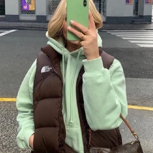 SÖKER!!  - Söker en brun the north face väst som den på bilden! Till ett skapligt pris. Hör av er om ni säljer detta :) ❤️