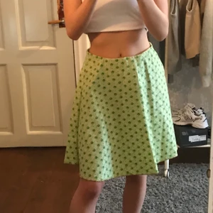 Sommrig kjol - Söt sommarkjol köpt på humana i Göteborg. Väldigt luftig och bekväm!! Fortfarande i fint skick 💕 Skriv gärna privat för fler bilder! Fraktkostnad tillkommer.