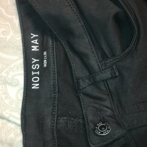 Svarta jeans  - Tighta svarta jeans från noisy may i storlek 29/30. Använda men i bra skick. Nypris: 499-599kr 