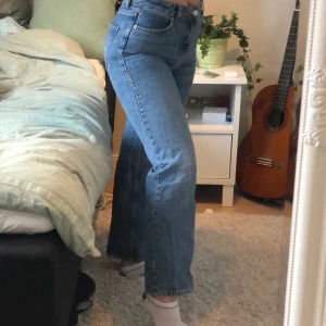 svinsnygga jeans  - säljer nu mina favvojeans, sjukt snygga och trendiga och sitter verkligen som en smäck. välanvända men inget man märker av då de varken fått fläckar eller blivit slappa. köparen står för frakt 💙💙