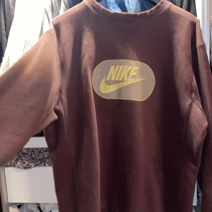 NIKE sweatshirt vintage - intressekoll på min coola Nike vintage sweatshirt som inte går att få tag i lägre då min pappa sparat den från början av 90 talet, super bra skick och inga fläckar, den är oversize på mig som vanligtvis har S, säljer ändast vid bra pris och om fler är intresserade så sker budgivning i kommentarerna, kund står för frakt!!💕💕