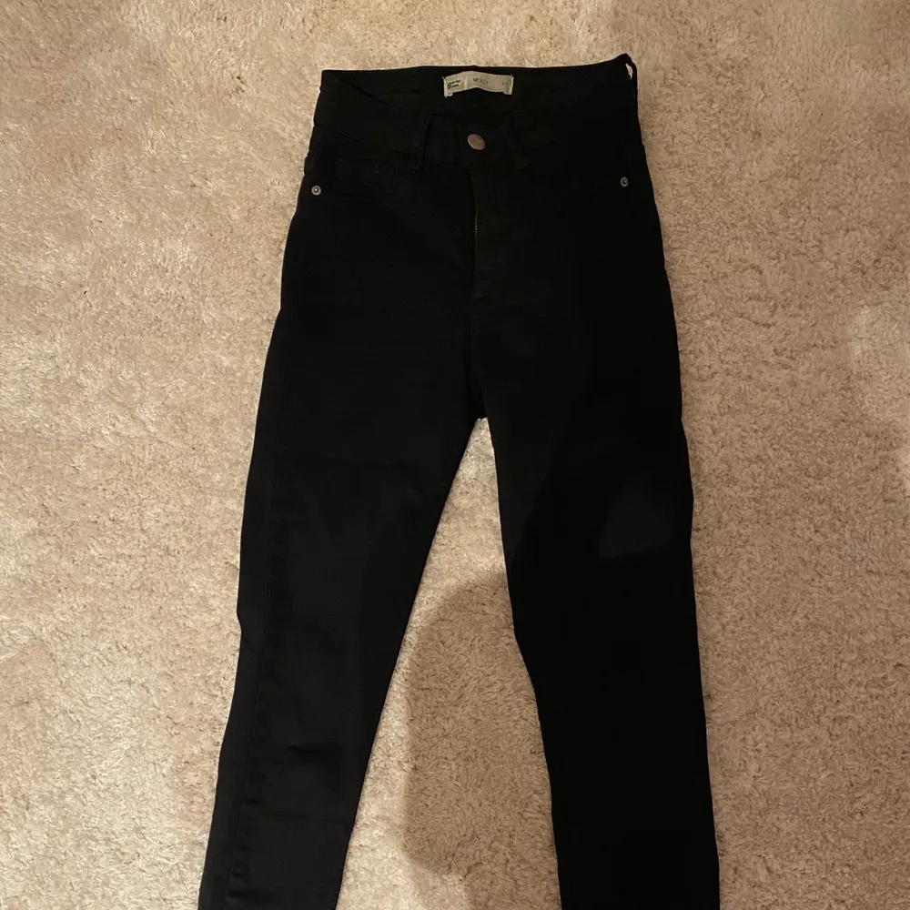Säljer ett par svarta jeans ifrån Ginatricot💕De är i nyskick då jag bara använt de ca 1-2 gånger. Nypriset är 299kr✨. Jeans & Byxor.